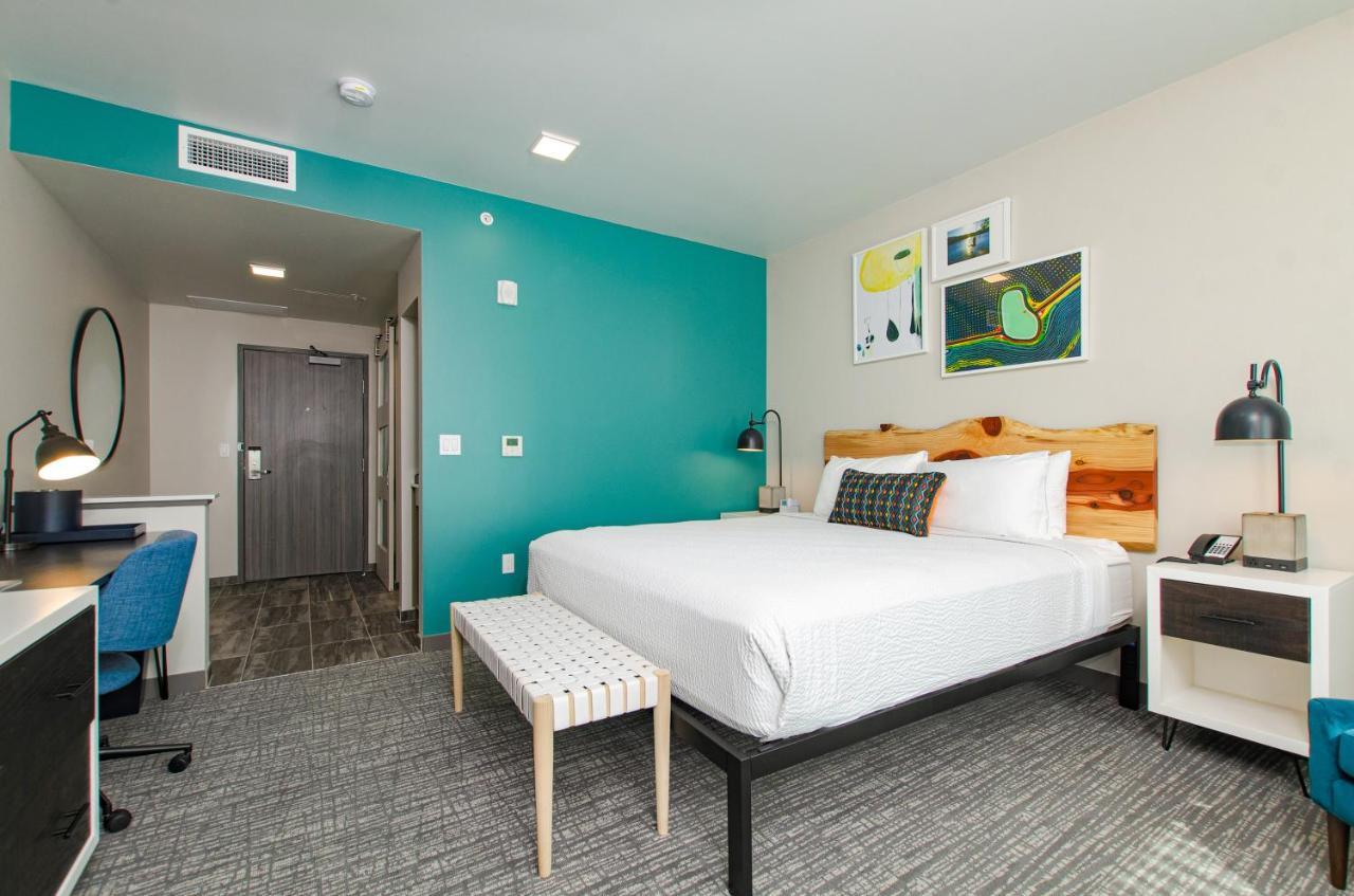 The Independence Hotel Bagian luar foto