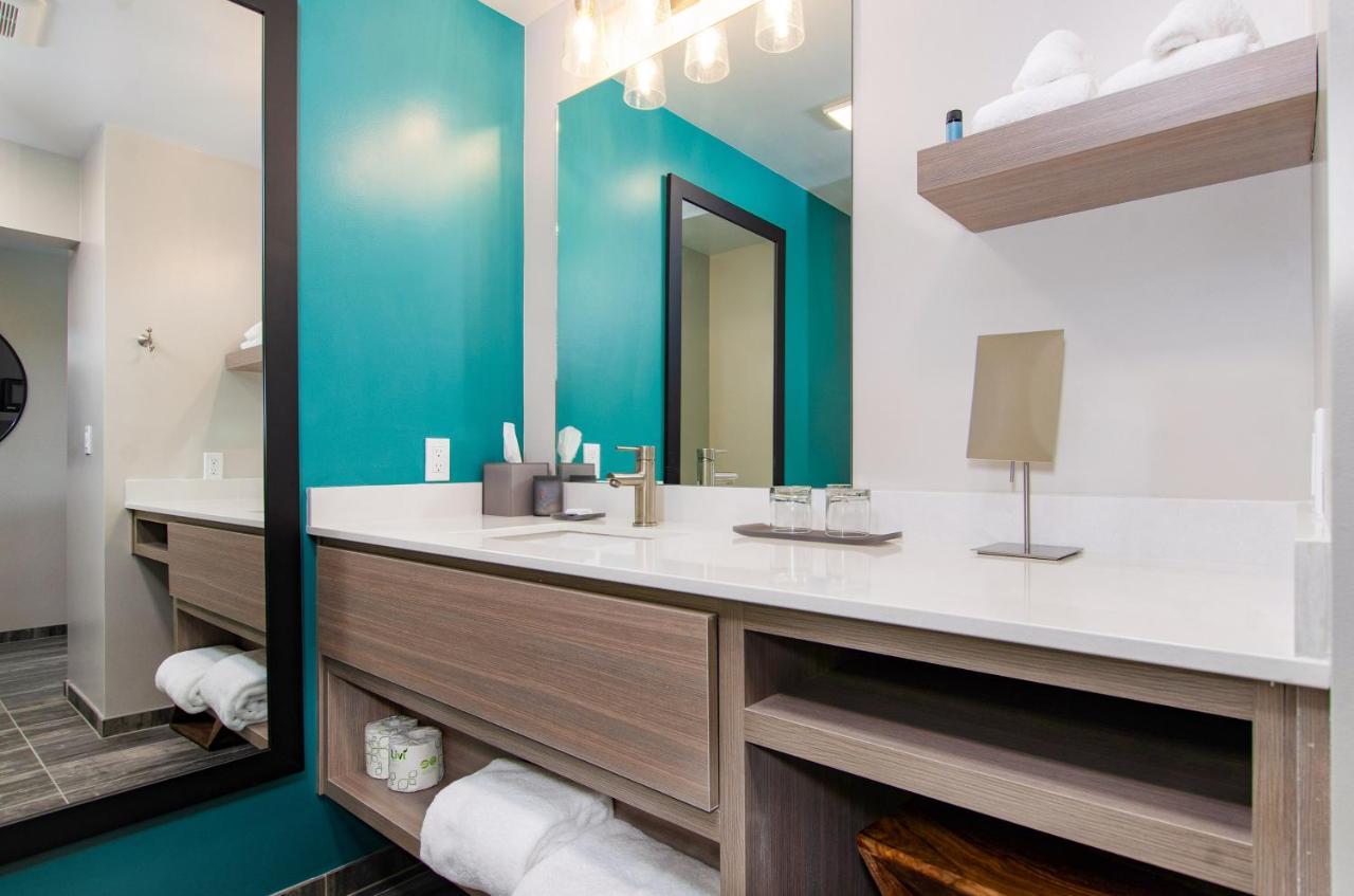 The Independence Hotel Bagian luar foto