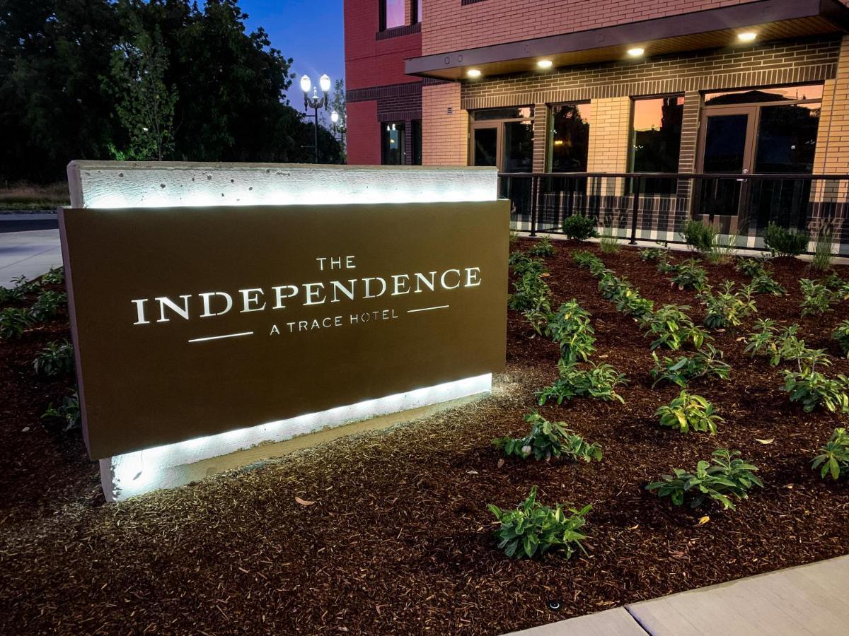 The Independence Hotel Bagian luar foto